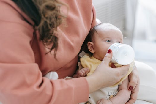 mother breastfeeding while considering intermittent fasting