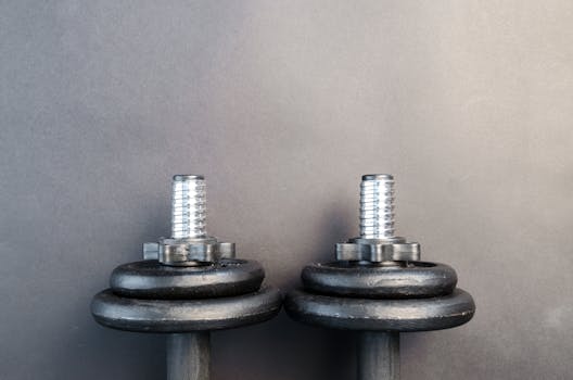 bodybuilder lifting weights in gym